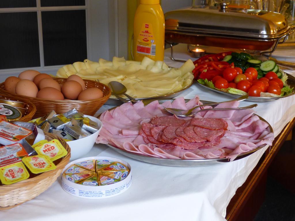 Penzion - Restaurant U Zamku Bečov nad Teplou Eksteriør billede