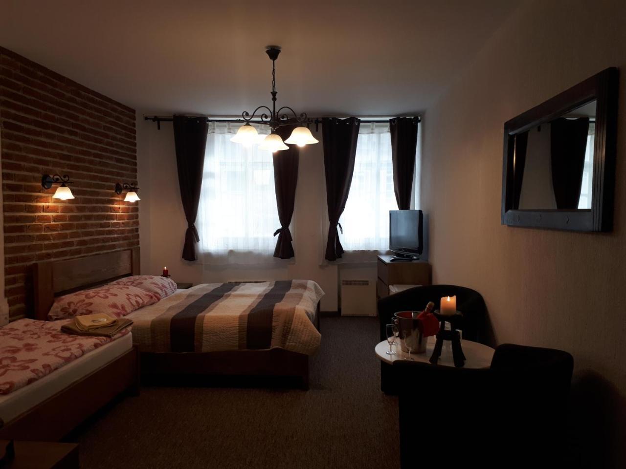 Penzion - Restaurant U Zamku Bečov nad Teplou Eksteriør billede